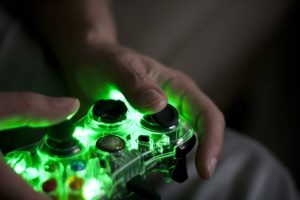 Hände an einem Xbox One Gamepad
