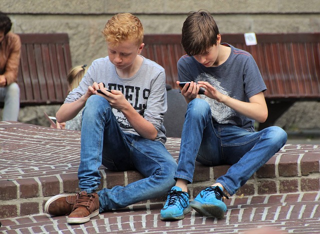 Mobile Gaming - Zwei Kinder spielen am Handy