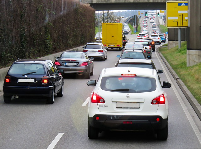 Autos stehen im Stau vor einer Brücke