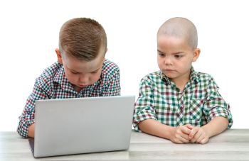 zwei jungs spielen Browserspiele